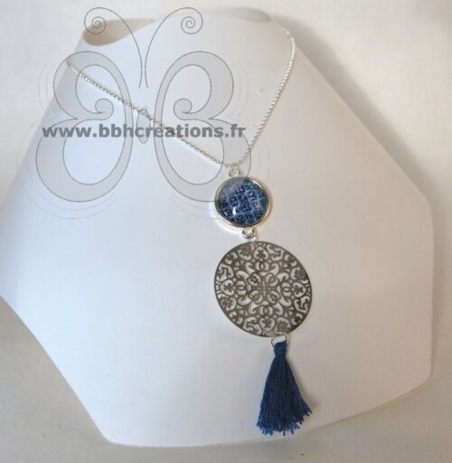 Collier plaqué argent avec enluminure bleu, rosace et pompon