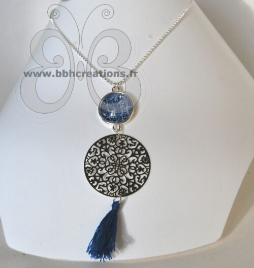 Collier plaqué argent avec enluminure bleu, rosace et pompon
