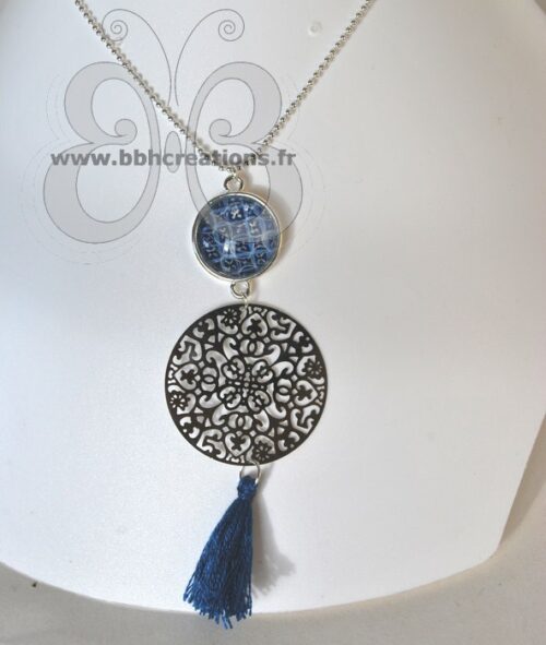 Collier plaqué argent avec enluminure bleu, rosace et pompon