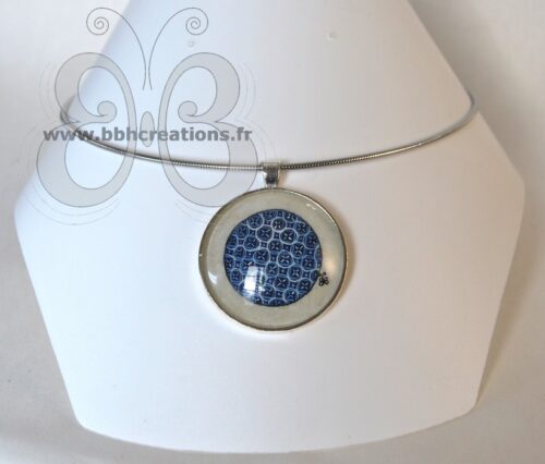 Collier avec médaillon en parchemin peint d'une enluminure bleu du 13ème siècle