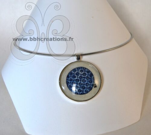 Collier avec médaillon en parchemin peint d'une enluminure bleu du 13ème siècle