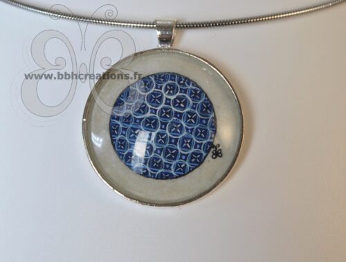 Collier avec médaillon en parchemin peint d'une enluminure bleu du 13ème siècle