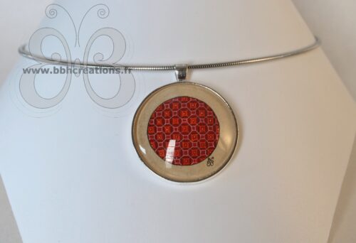 Collier avec médaillon en parchemin peint d'une enluminure rouge du 13ème siècle