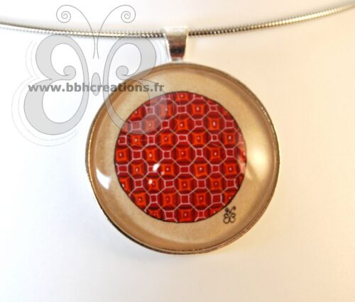 Collier avec médaillon en parchemin peint d'une enluminure rouge du 13ème siècle