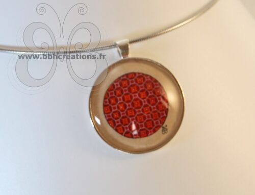 Collier avec médaillon en parchemin peint d'une enluminure rouge du 13ème siècle