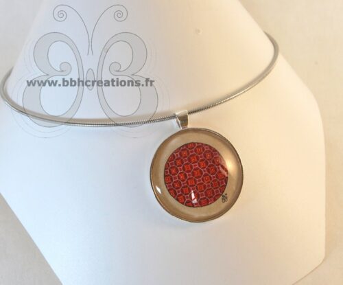 Collier avec médaillon en parchemin peint d'une enluminure rouge du 13ème siècle