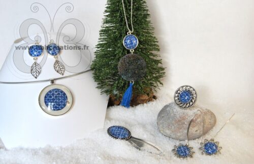 Boucles d'oreilles enluminure du 13éme siècle fleur bleu