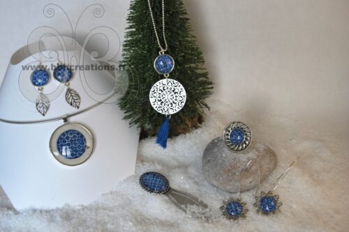 Collier avec médaillon en parchemin peint d'une enluminure bleu du 13ème siècle