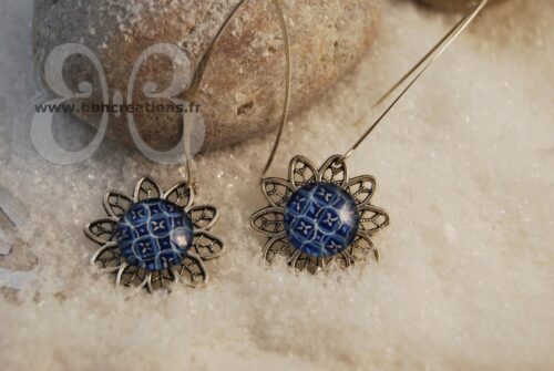 Boucles d'oreilles enluminure du 13éme siècle fleur bleu