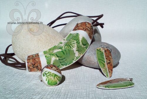 Collier plastron creux en polymère esprit tropical et effet liège.