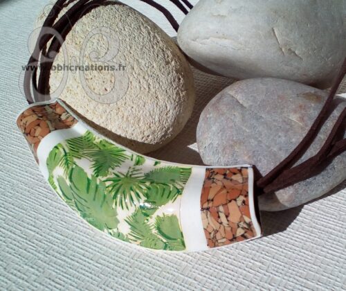 Collier plastron creux en polymère esprit tropical et effet liège.