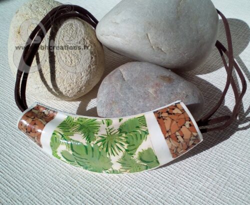 Collier plastron creux en polymère esprit tropical et effet liège.