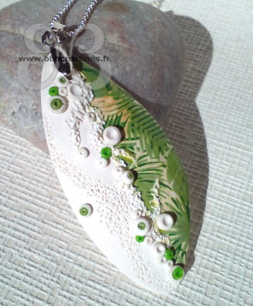 Collier avec pendentif en polymère blanc et feuille tropicale verte