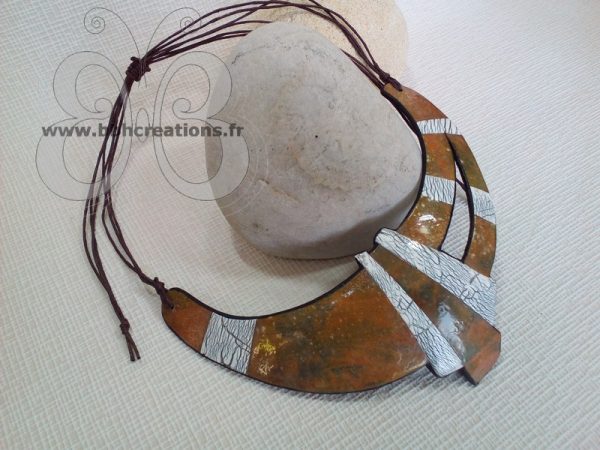Collier plastron en polymère avec effet  céramique raku et pierre rouille et sans métal