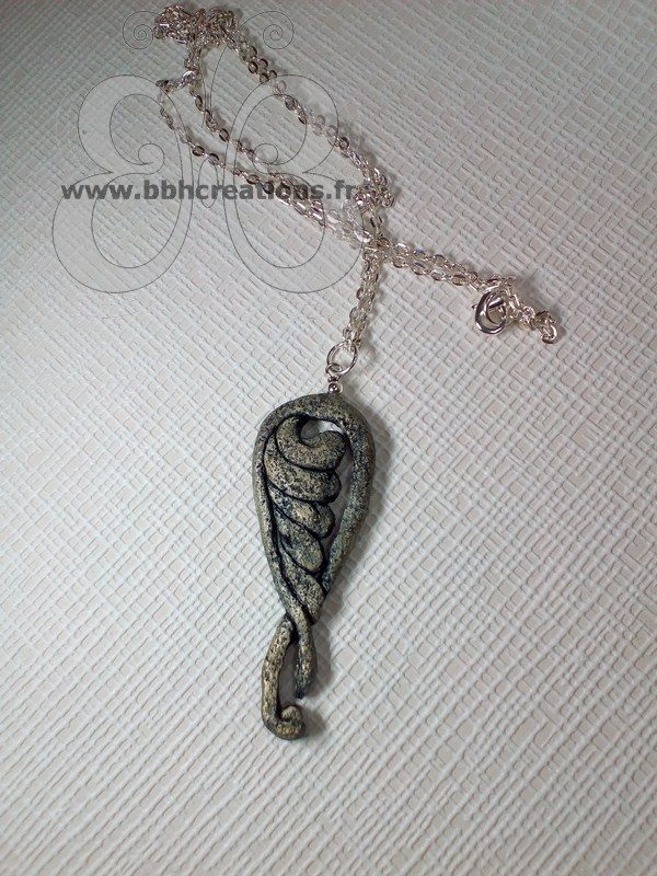 Collier polymère architecture feuille médiévale de granit