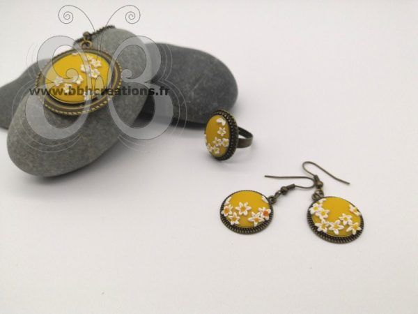 Boucles d'oreilles bronze avec cabochon floral jaune en polymère