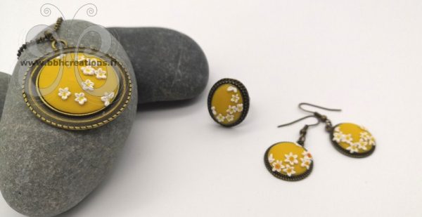 Collier bronze avec médaillon en argile polymère jaune floral