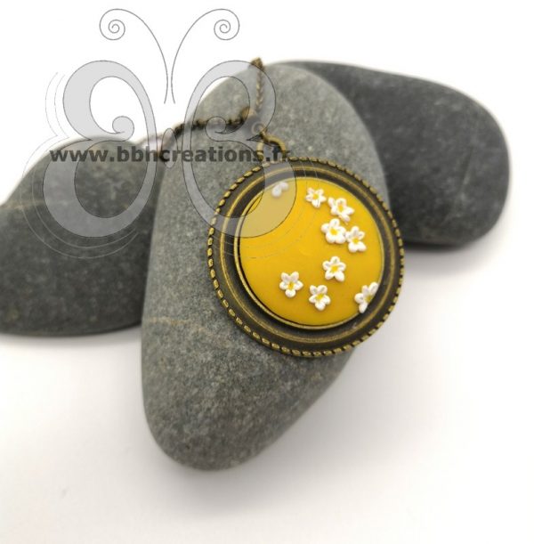 Collier bronze avec médaillon en argile polymère jaune floral