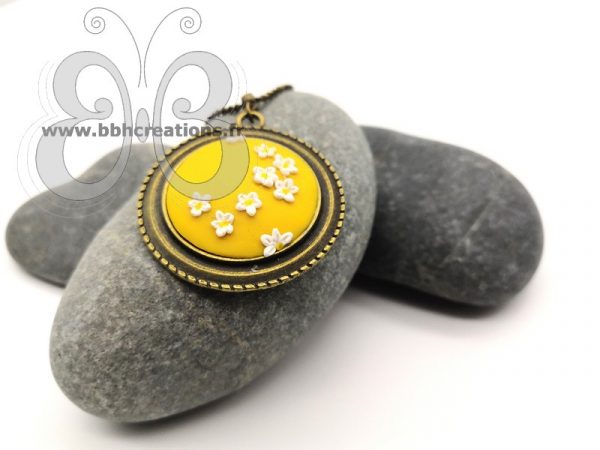 Collier bronze avec médaillon en argile polymère jaune floral