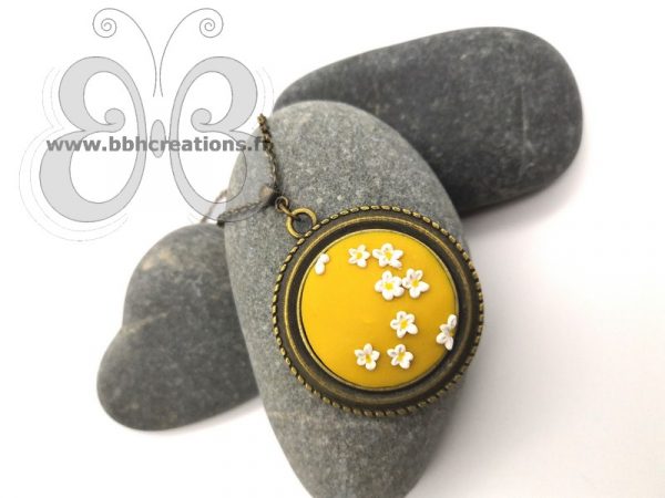 Collier bronze avec médaillon en argile polymère jaune floral