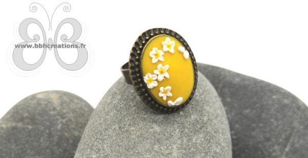 Bague réglable en bronze avec cabochon en polymère jaune florale
