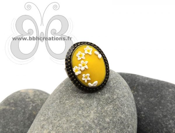Bague réglable en bronze avec cabochon en polymère jaune florale