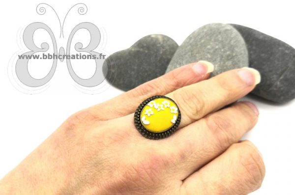 Bague réglable en bronze avec cabochon en polymère jaune florale