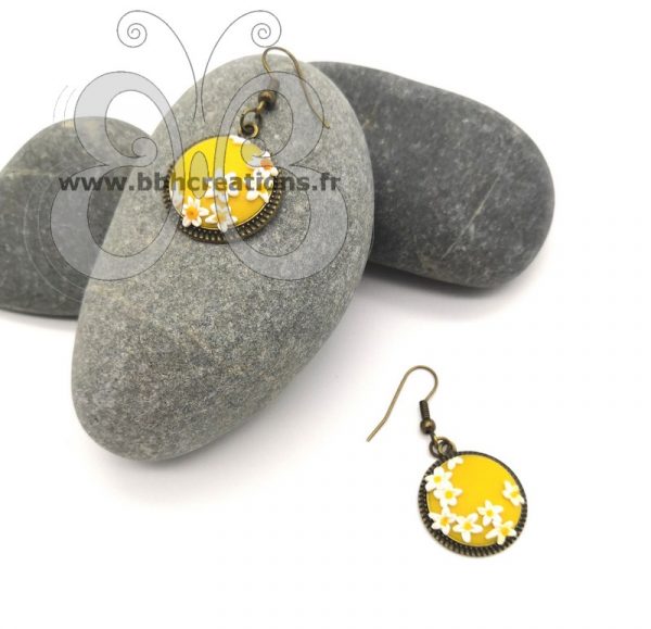 Boucles d'oreilles bronze avec cabochon floral jaune en polymère