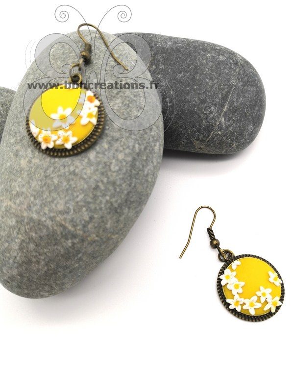 Boucles d'oreilles bronze avec cabochon floral jaune en polymère