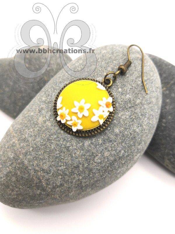 Boucles d'oreilles bronze avec cabochon floral jaune en polymère
