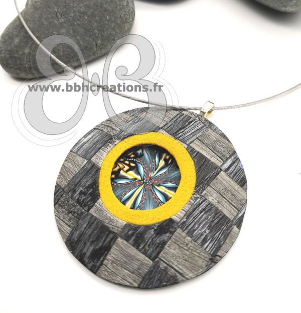 Collier médaillon en polymère effet bois et bleu turquoise