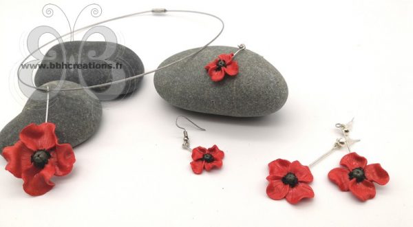 Collier rigide coquelicot en argile polymère