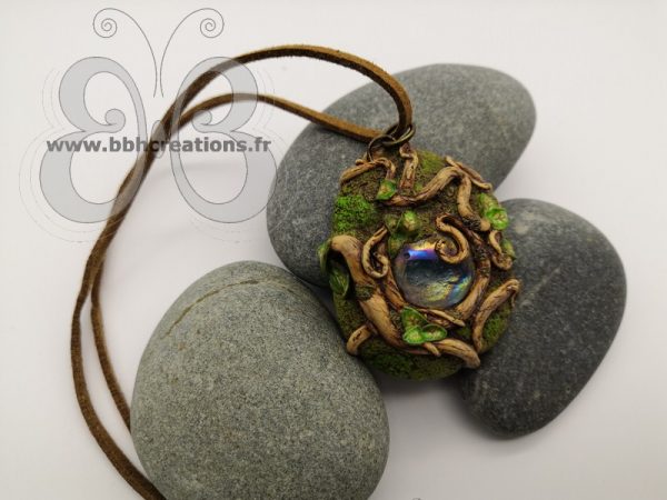 Collier polymère fantasy " l’œil de la forêt"