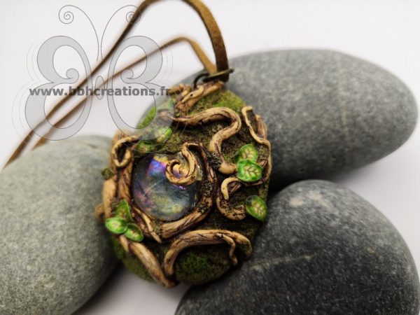 Collier polymère fantasy " l’œil de la forêt"