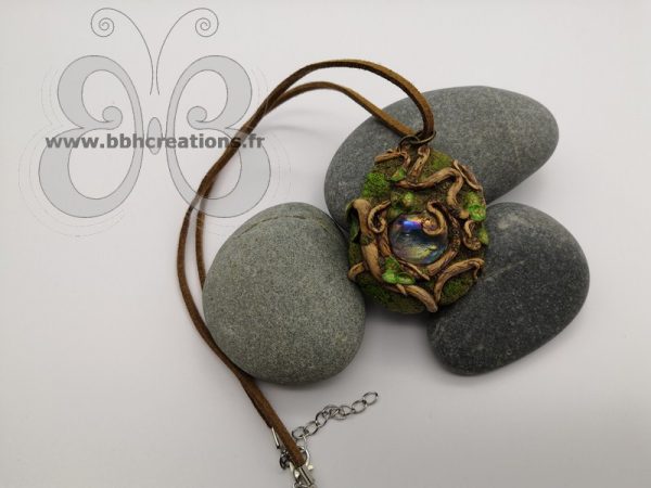 Collier polymère fantasy " l’œil de la forêt"