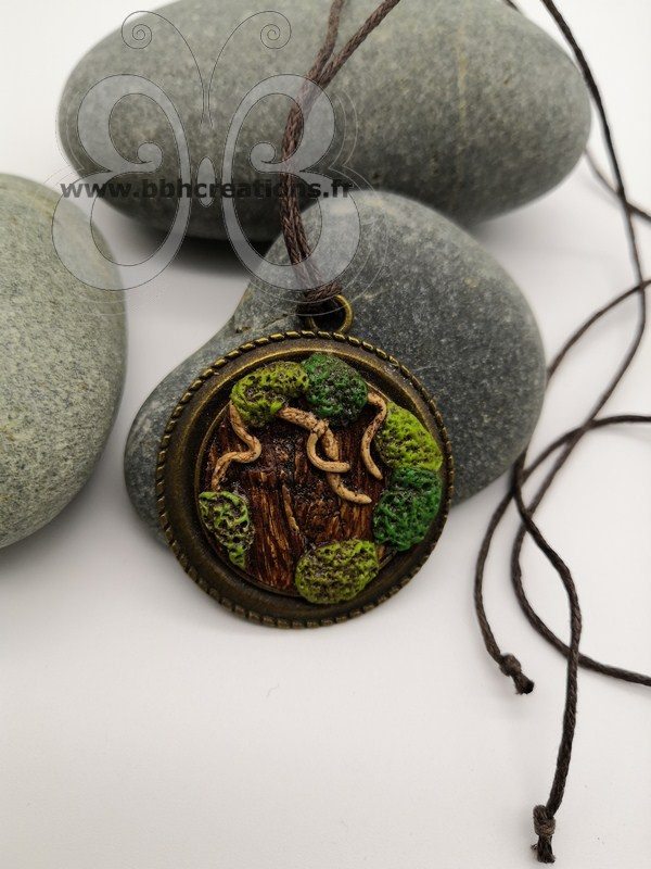 Collier polymère fantasy "la porte de la forêt"