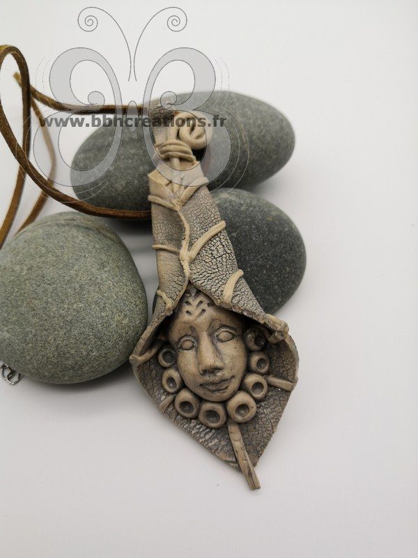 Collier polymère masque africain
