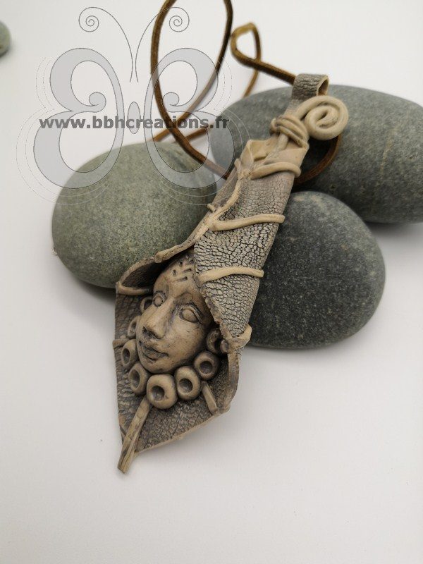 Collier polymère masque africain