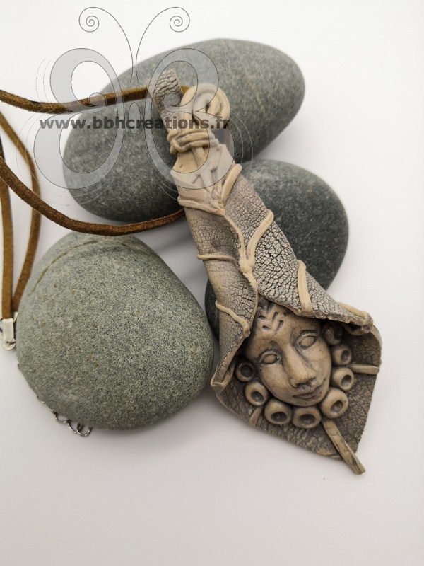Collier polymère masque africain