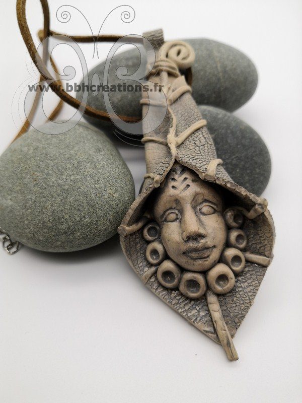 Collier polymère masque africain