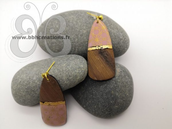 Boucles d'oreilles polymère rose poudré, bois et or asymétriques