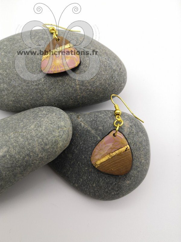 Boucles d'oreilles triangle en polymère rose poudré, bois et doré