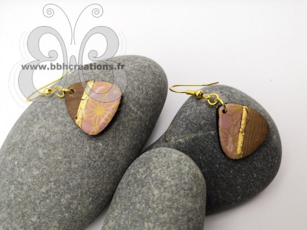 Boucles d'oreilles triangle en polymère rose poudré, bois et doré