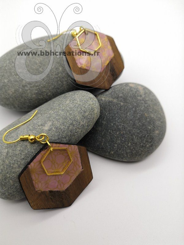 Boucles d'oreilles hexagones en polymère rose poudré, bois et doré
