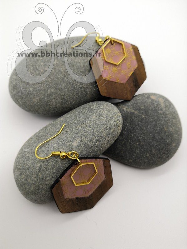 Boucles d'oreilles hexagones en polymère rose poudré, bois et doré