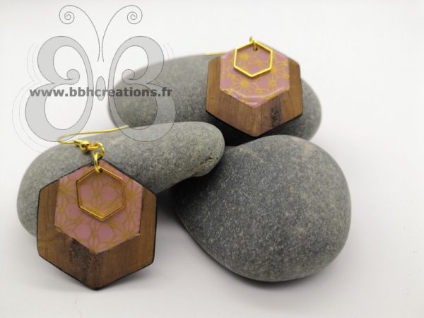 Boucles d'oreilles hexagones en polymère rose poudré, bois et doré