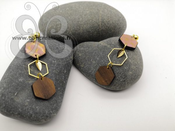 Boucles d'oreilles hexagones en polymère rose poudré bois et or