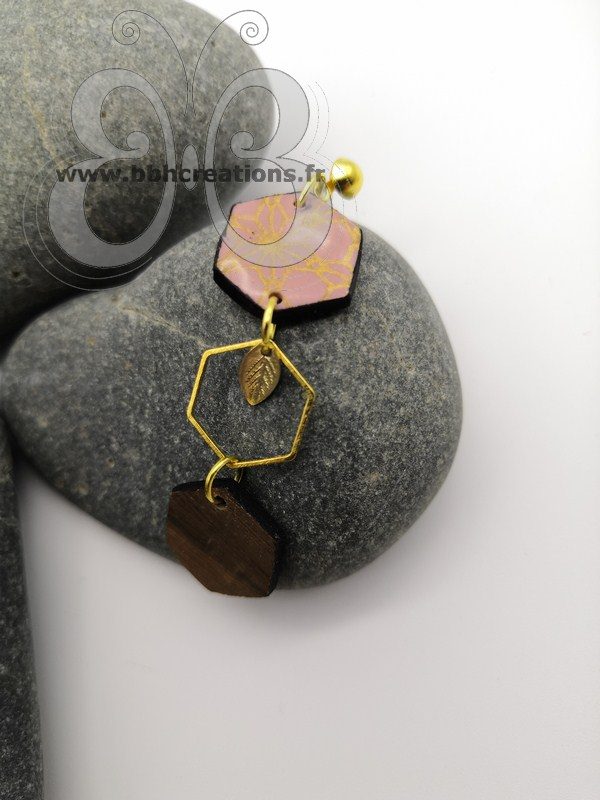 Boucles d'oreilles hexagones en polymère rose poudré bois et or