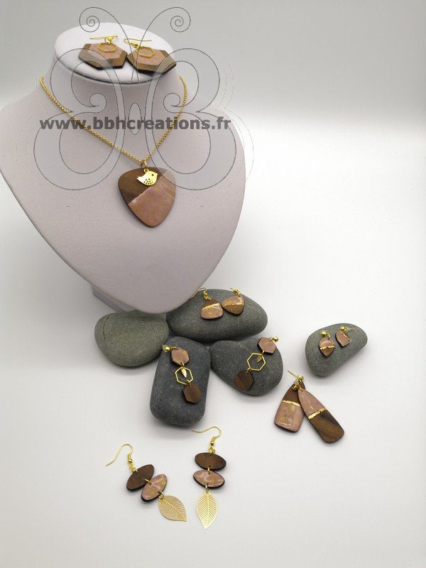 Boucles d'oreilles hexagones en polymère rose poudré bois et or