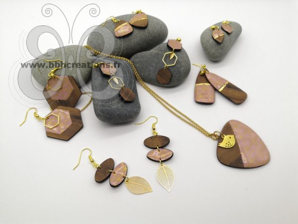 Boucles d'oreilles hexagones en polymère rose poudré bois et or